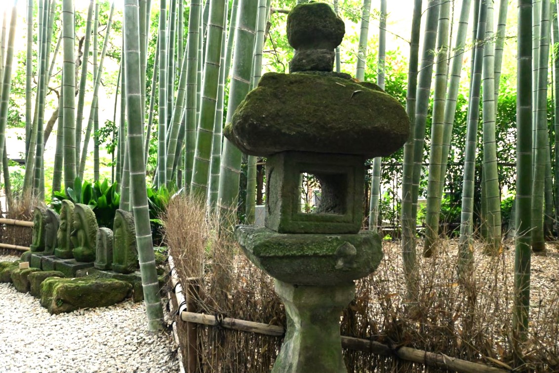 竹林と石灯籠と石仏