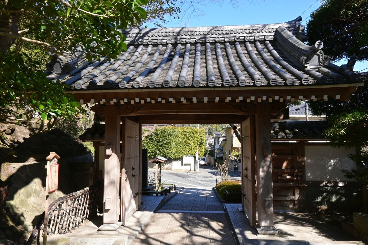 内側から見た山門(2025年2月撮影)
