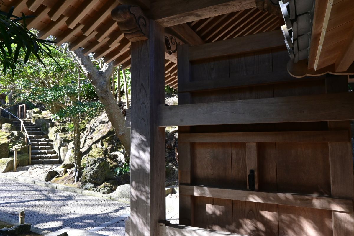 内側から見た山門(2025年2月撮影)