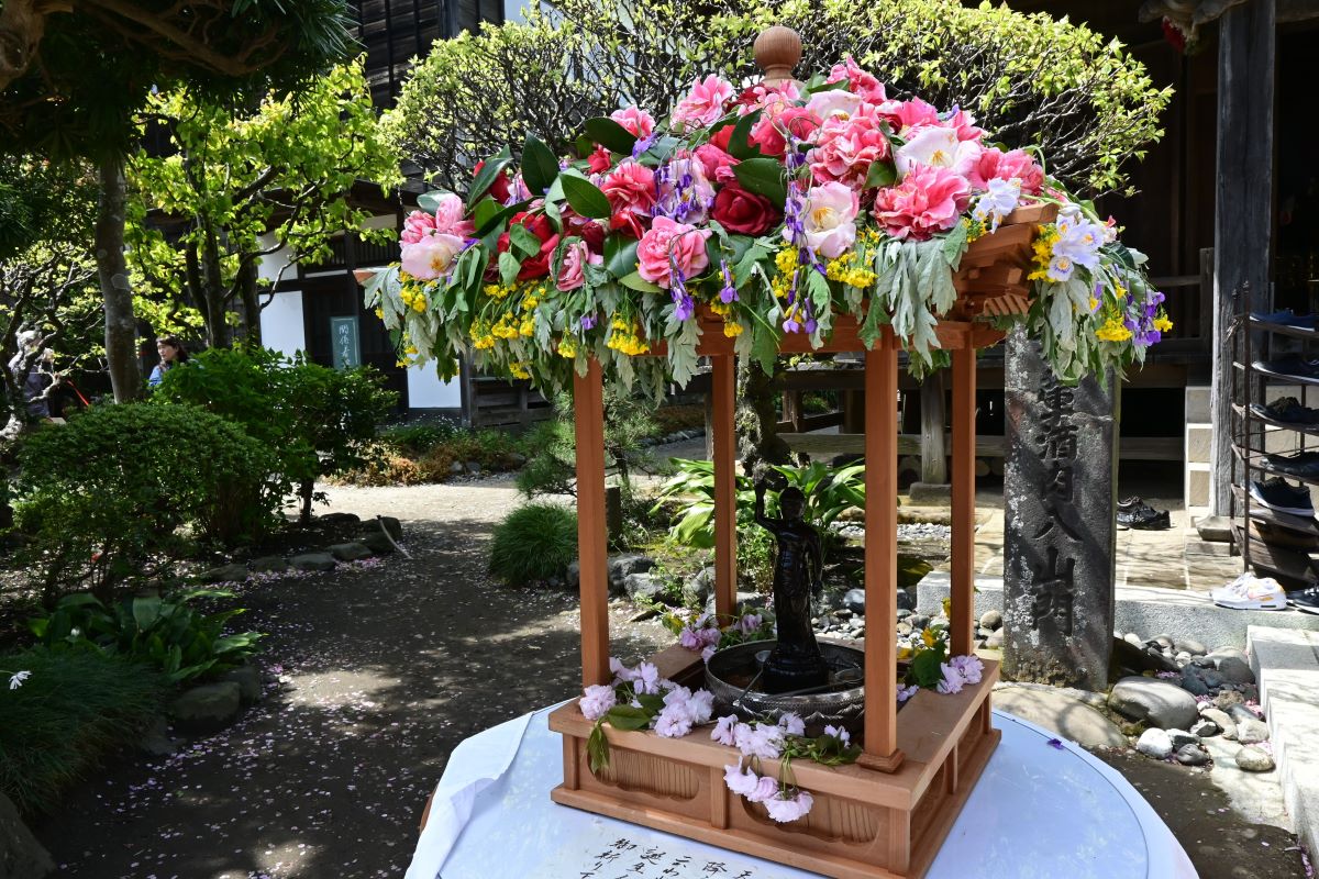 花御堂と釈迦の像