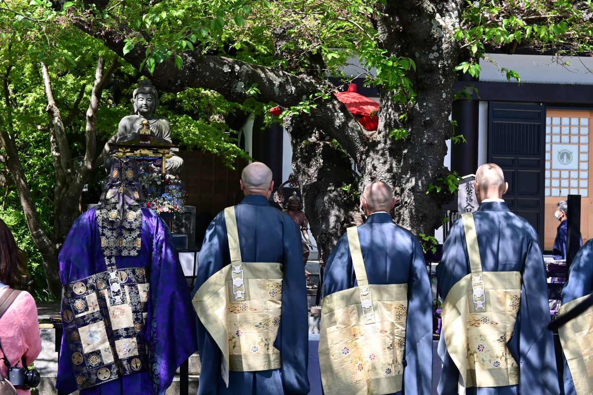 花御堂前で儀式を行う僧侶たち