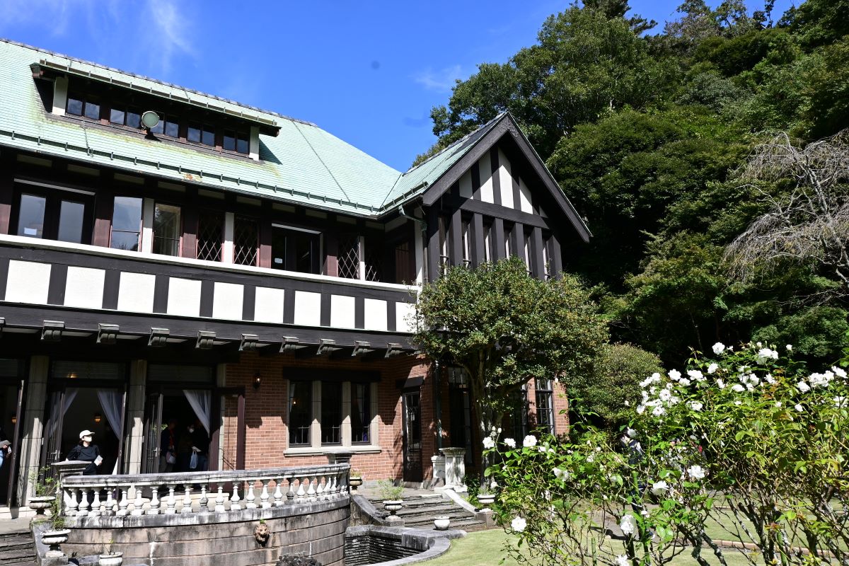 旧華頂宮邸：バラの花と洋館