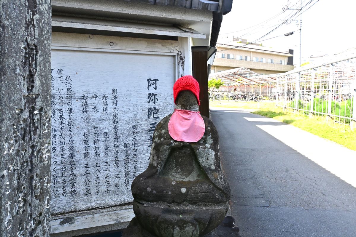 宝生寺門前向かって右　地蔵菩薩坐像（初代北向地蔵）