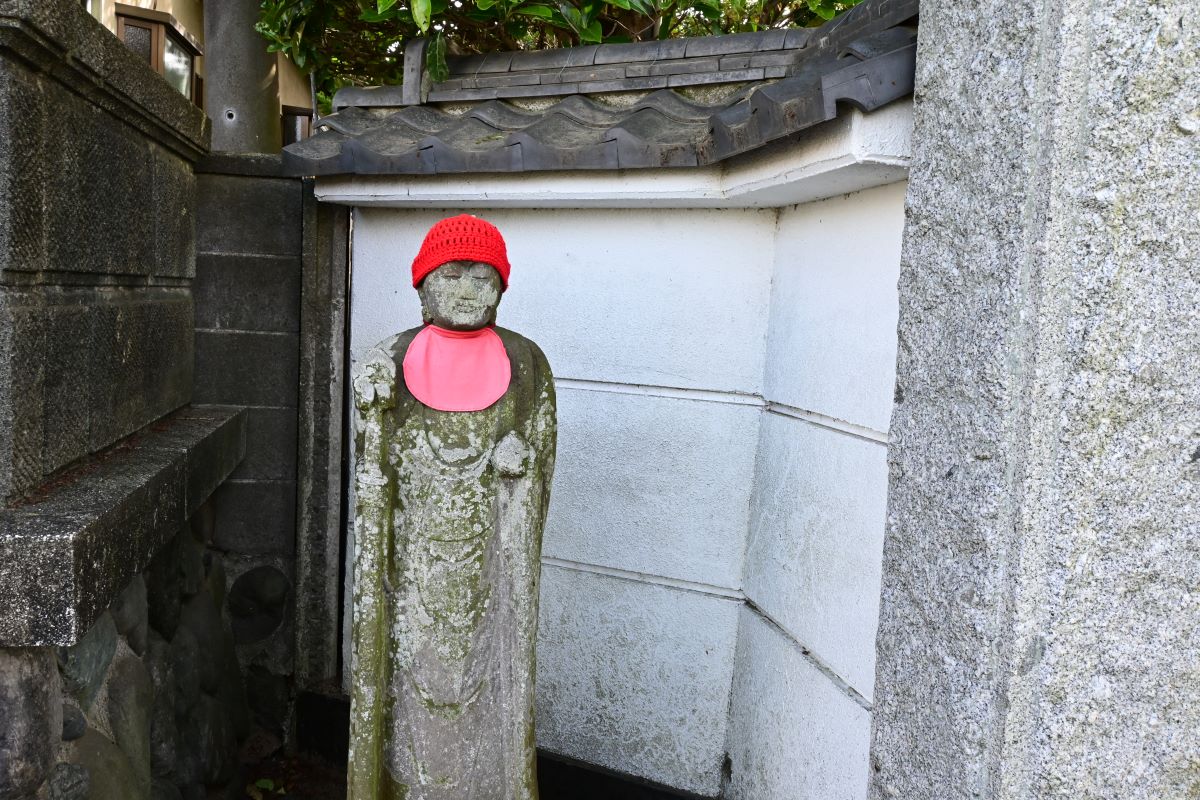 宝生寺門前向かって左　地蔵菩薩立像