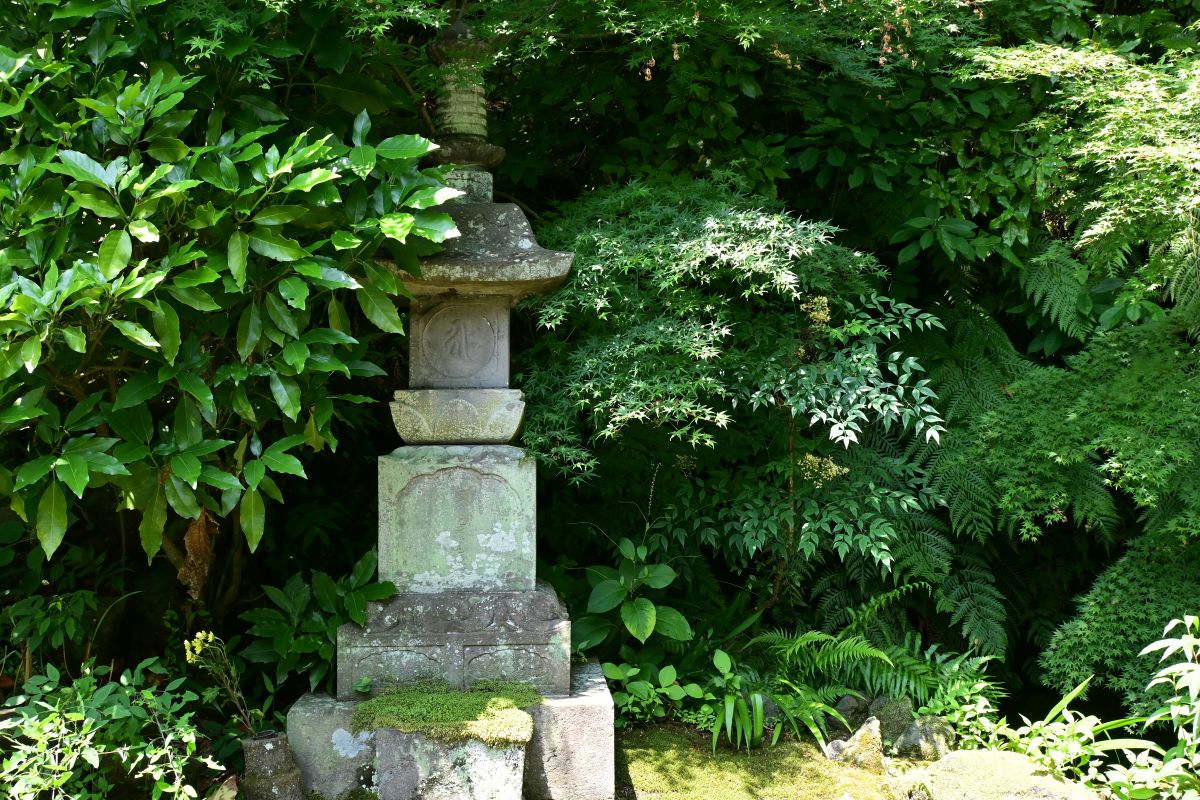 杉本寺:弁天堂の石塔