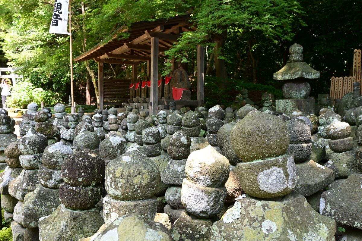杉本寺:五輪塔群
